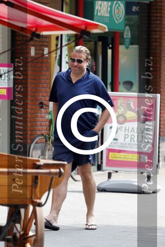 Amsterdam 23 juli 2016
 Robert jensen doet boodschappen met zijn mercedes SL 500 cabrio