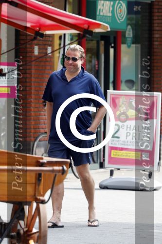 Amsterdam 23 juli 2016
 Robert jensen doet boodschappen met zijn mercedes SL 500 cabrio