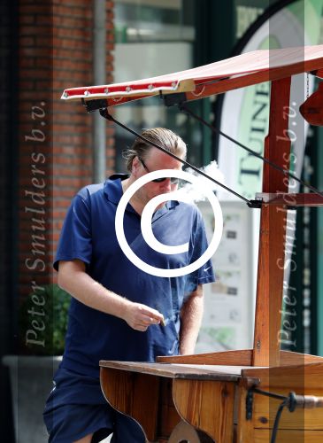 Amsterdam 23 juli 2016
 Robert jensen doet boodschappen met zijn mercedes SL 500 cabrio
