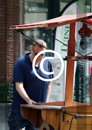 Amsterdam 23 juli 2016
 Robert jensen doet boodschappen met zijn mercedes SL 500 cabrio