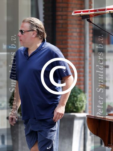 Amsterdam 23 juli 2016
 Robert jensen doet boodschappen met zijn mercedes SL 500 cabrio