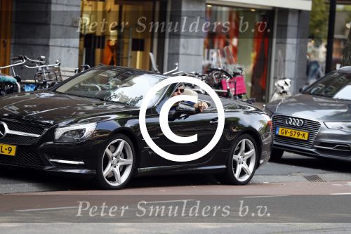 Amsterdam 23 juli 2016
 Robert jensen doet boodschappen met zijn mercedes SL 500 cabrio