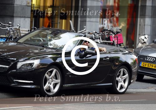 Amsterdam 23 juli 2016
 Robert jensen doet boodschappen met zijn mercedes SL 500 cabrio