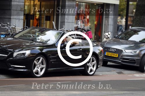 Amsterdam 23 juli 2016
 Robert jensen doet boodschappen met zijn mercedes SL 500 cabrio