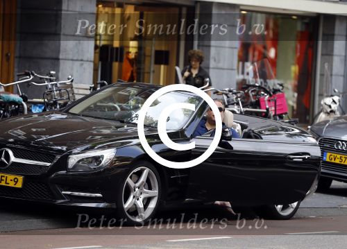 Amsterdam 23 juli 2016
 Robert jensen doet boodschappen met zijn mercedes SL 500 cabrio