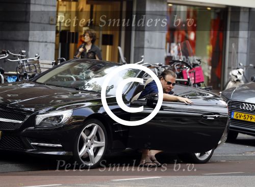 Amsterdam 23 juli 2016
 Robert jensen doet boodschappen met zijn mercedes SL 500 cabrio