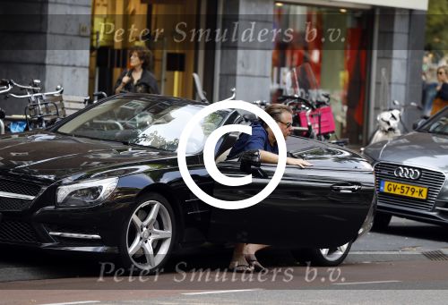 Amsterdam 23 juli 2016
 Robert jensen doet boodschappen met zijn mercedes SL 500 cabrio