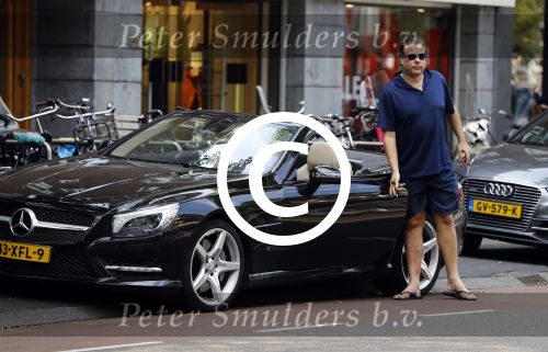 Amsterdam 23 juli 2016
 Robert jensen doet boodschappen met zijn mercedes SL 500 cabrio