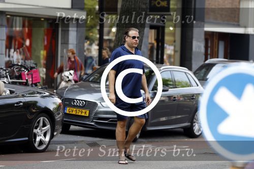 Amsterdam 23 juli 2016
 Robert jensen doet boodschappen met zijn mercedes SL 500 cabrio