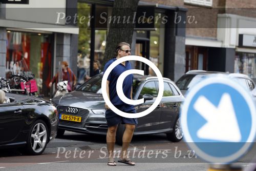 Amsterdam 23 juli 2016
 Robert jensen doet boodschappen met zijn mercedes SL 500 cabrio