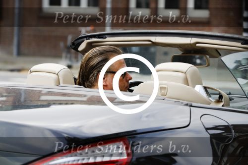 Amsterdam 23 juli 2016
 Robert jensen doet boodschappen met zijn mercedes SL 500 cabrio