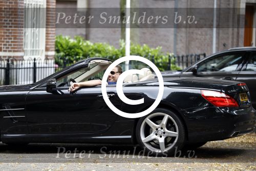Amsterdam 23 juli 2016
 Robert jensen doet boodschappen met zijn mercedes SL 500 cabrio