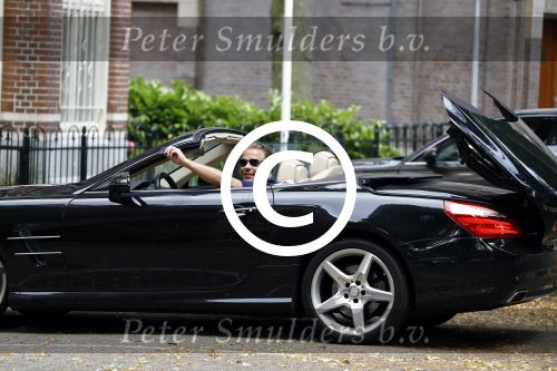 Amsterdam 23 juli 2016
 Robert jensen doet boodschappen met zijn mercedes SL 500 cabrio