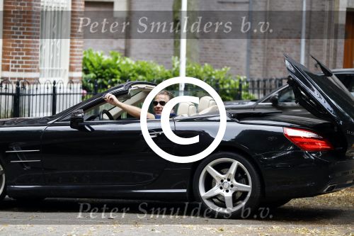 Amsterdam 23 juli 2016
 Robert jensen doet boodschappen met zijn mercedes SL 500 cabrio