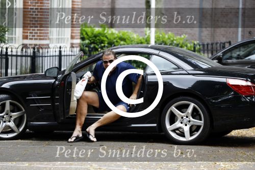 Amsterdam 23 juli 2016
 Robert jensen doet boodschappen met zijn mercedes SL 500 cabrio