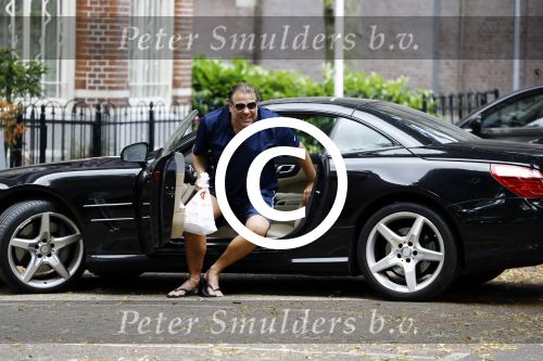 Amsterdam 23 juli 2016
 Robert jensen doet boodschappen met zijn mercedes SL 500 cabrio