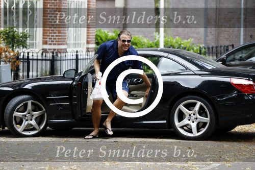 Amsterdam 23 juli 2016
 Robert jensen doet boodschappen met zijn mercedes SL 500 cabrio