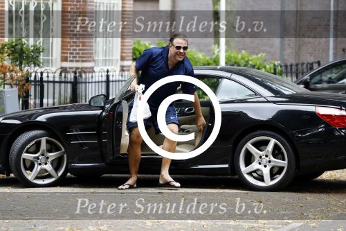 Amsterdam 23 juli 2016
 Robert jensen doet boodschappen met zijn mercedes SL 500 cabrio