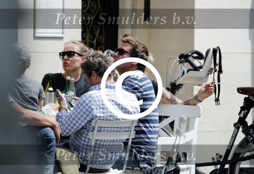 Amsterdam 15 juli 2016
Barry en Sandra Hay op terras met vrienden waaronder Ruben Nicolai en Regina Romeijn.