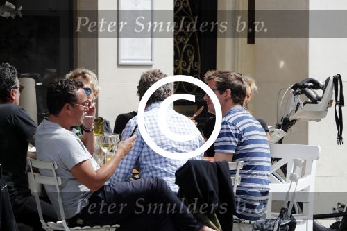 Amsterdam 15 juli 2016
Barry en Sandra Hay op terras met vrienden waaronder Ruben Nicolai en Regina Romeijn.