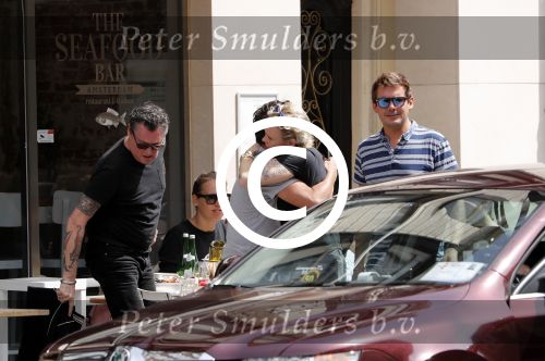Amsterdam 15 juli 2016
Barry en Sandra Hay op terras met vrienden waaronder Ruben Nicolai en Regina Romeijn.