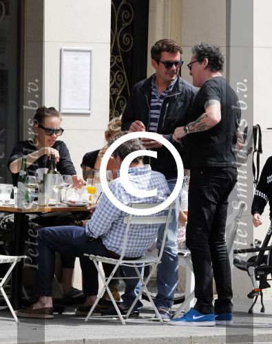 Amsterdam 15 juli 2016
Barry en Sandra Hay op terras met vrienden waaronder Ruben Nicolai en Regina Romeijn.