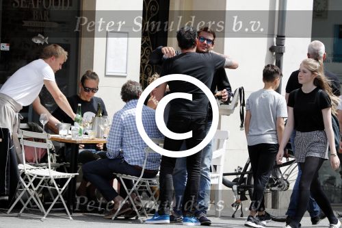 Amsterdam 15 juli 2016
Barry en Sandra Hay op terras met vrienden waaronder Ruben Nicolai en Regina Romeijn.