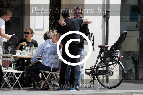 Amsterdam 15 juli 2016
Barry en Sandra Hay op terras met vrienden waaronder Ruben Nicolai en Regina Romeijn.