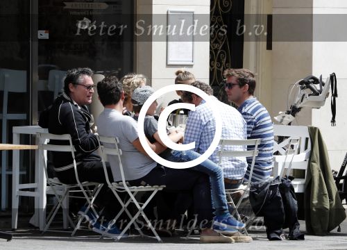 Amsterdam 15 juli 2016
Barry en Sandra Hay op terras met vrienden waaronder Ruben Nicolai en Regina Romeijn.