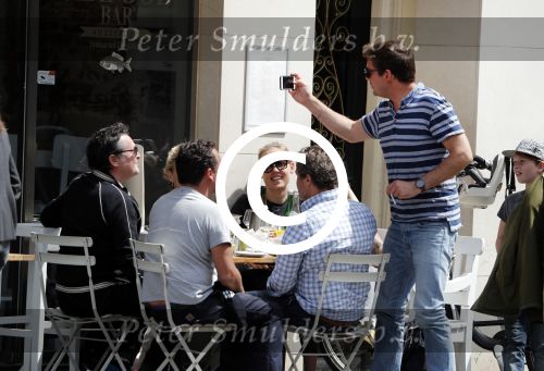 Amsterdam 15 juli 2016
Barry en Sandra Hay op terras met vrienden waaronder Ruben Nicolai en Regina Romeijn.