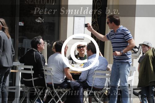 Amsterdam 15 juli 2016
Barry en Sandra Hay op terras met vrienden waaronder Ruben Nicolai en Regina Romeijn.