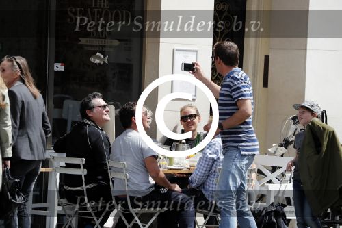 Amsterdam 15 juli 2016
Barry en Sandra Hay op terras met vrienden waaronder Ruben Nicolai en Regina Romeijn.