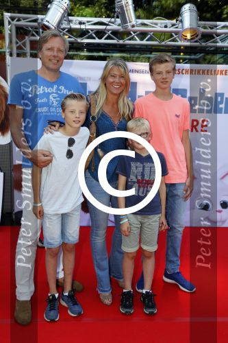 Amsterdam 17 juli 2016
Premiere huisdiergeheimen in Pathe arena. sandra Ysbrandy met man en kinderen