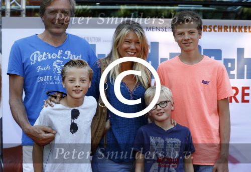 Amsterdam 17 juli 2016
Premiere huisdiergeheimen in Pathe arena. sandra Ysbrandy met man en kinderen