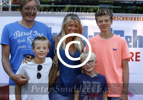 Amsterdam 17 juli 2016
Premiere huisdiergeheimen in Pathe arena. sandra Ysbrandy met man en kinderen