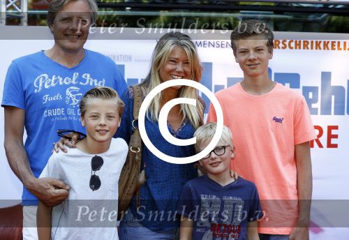Amsterdam 17 juli 2016
Premiere huisdiergeheimen in Pathe arena. sandra Ysbrandy met man en kinderen