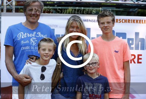 Amsterdam 17 juli 2016
Premiere huisdiergeheimen in Pathe arena. sandra Ysbrandy met man en kinderen