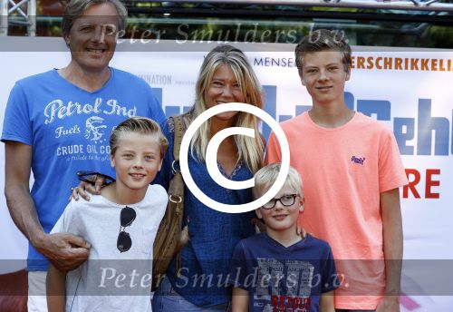 Amsterdam 17 juli 2016
Premiere huisdiergeheimen in Pathe arena. sandra Ysbrandy met man en kinderen