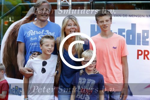 Amsterdam 17 juli 2016
Premiere huisdiergeheimen in Pathe arena. sandra Ysbrandy met man en kinderen