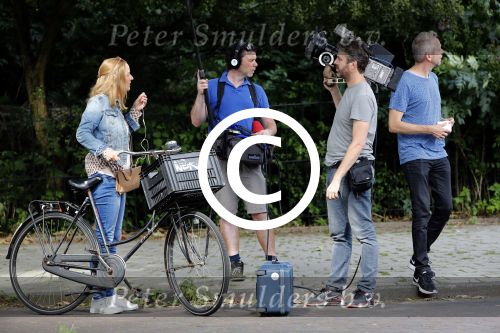 Amsterdam 7 juli 2016 
Connie Breukhoven met haar vriend Eugene v Dun op de fiets in Amsterdam.Opnames Koefnoen met Owen Schumacher Paul Groot Martine Sandifort en Sanne Wallis de Vries. Opnamews vonden plaats in de v Eeghenstraat.