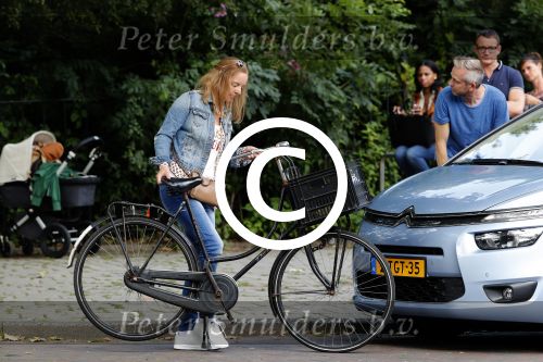 Amsterdam 7 juli 2016 
Connie Breukhoven met haar vriend Eugene v Dun op de fiets in Amsterdam.Opnames Koefnoen met Owen Schumacher Paul Groot Martine Sandifort en Sanne Wallis de Vries. Opnamews vonden plaats in de v Eeghenstraat.