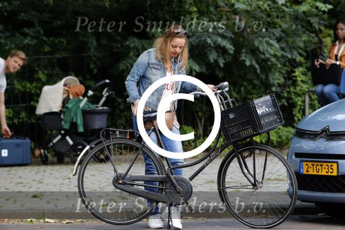 Amsterdam 7 juli 2016 
Connie Breukhoven met haar vriend Eugene v Dun op de fiets in Amsterdam.Opnames Koefnoen met Owen Schumacher Paul Groot Martine Sandifort en Sanne Wallis de Vries. Opnamews vonden plaats in de v Eeghenstraat.