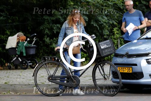 Amsterdam 7 juli 2016 
Connie Breukhoven met haar vriend Eugene v Dun op de fiets in Amsterdam.Opnames Koefnoen met Owen Schumacher Paul Groot Martine Sandifort en Sanne Wallis de Vries. Opnamews vonden plaats in de v Eeghenstraat.