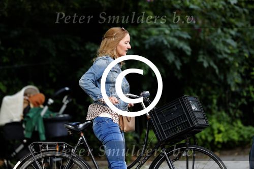 Amsterdam 7 juli 2016 
Connie Breukhoven met haar vriend Eugene v Dun op de fiets in Amsterdam.Opnames Koefnoen met Owen Schumacher Paul Groot Martine Sandifort en Sanne Wallis de Vries. Opnamews vonden plaats in de v Eeghenstraat.