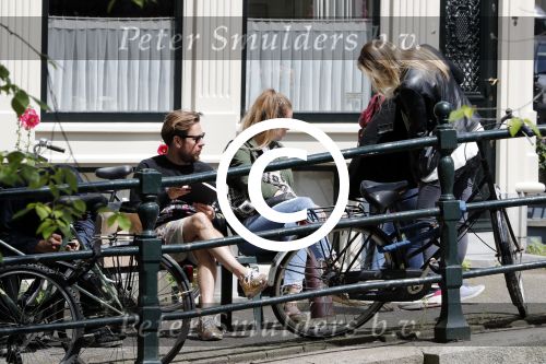Amsterdam 13 juli 2016  
Selwyn Senatori zit samen met zijn vriendin op bankje zijn boek te signeren als haar fiets omvalt en haarvtas met mobieltje etc het water in valt . Een rondvaartboot vist alles eruit