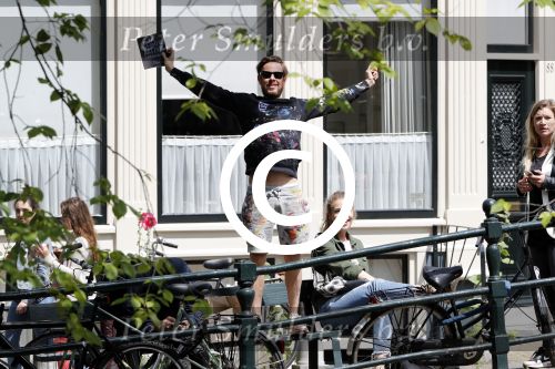 Amsterdam 13 juli 2016  
Selwyn Senatori zit samen met zijn vriendin op bankje zijn boek te signeren als haar fiets omvalt en haarvtas met mobieltje etc het water in valt . Een rondvaartboot vist alles eruit