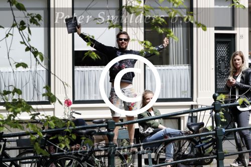 Amsterdam 13 juli 2016  
Selwyn Senatori zit samen met zijn vriendin op bankje zijn boek te signeren als haar fiets omvalt en haarvtas met mobieltje etc het water in valt . Een rondvaartboot vist alles eruit