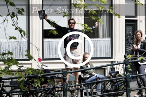 Amsterdam 13 juli 2016  
Selwyn Senatori zit samen met zijn vriendin op bankje zijn boek te signeren als haar fiets omvalt en haarvtas met mobieltje etc het water in valt . Een rondvaartboot vist alles eruit
