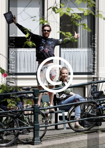 Amsterdam 13 juli 2016  
Selwyn Senatori zit samen met zijn vriendin op bankje zijn boek te signeren als haar fiets omvalt en haarvtas met mobieltje etc het water in valt . Een rondvaartboot vist alles eruit