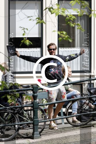 Amsterdam 13 juli 2016  
Selwyn Senatori zit samen met zijn vriendin op bankje zijn boek te signeren als haar fiets omvalt en haarvtas met mobieltje etc het water in valt . Een rondvaartboot vist alles eruit